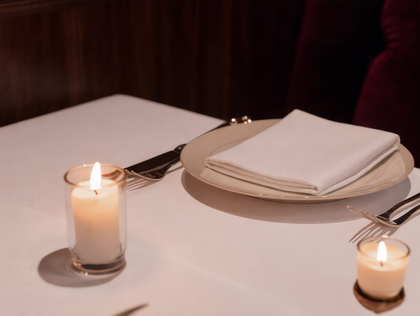 Eingedeckter Tisch mit Kerzenlicht