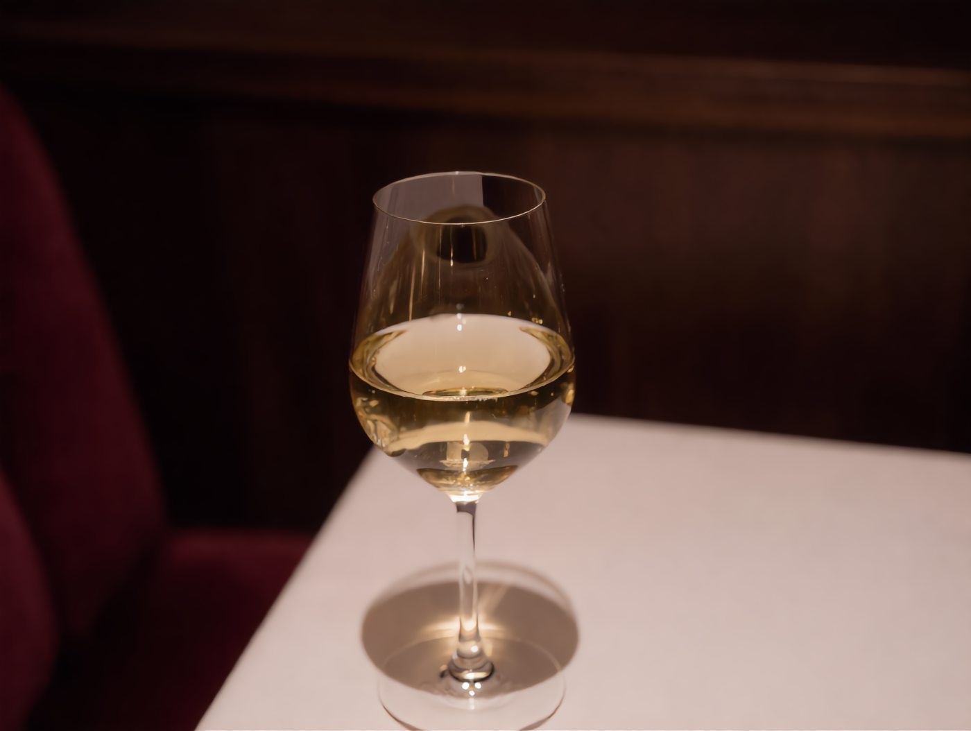 Glas Weißwein am Tisch